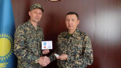 Киев әуежайында қызды құтқарған әскери қызметкер медальмен марапатталды