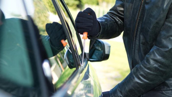 Фотография к новости: Баландин көлігінің айнасын ұрлаған күдіктінің жеке тұлғасы анықталды