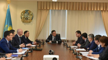 Фотография к новости: Мамин Петербург трактор зауытының бас директорымен кездесті