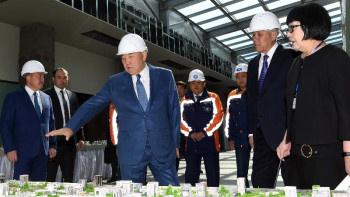 Фотография к новости: Тұңғыш Президент Қарасай ауданындағы дене шынықтыру кешенінің құрылысымен танысты