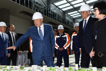 Фотография к новости: Тұңғыш Президент Қарасай ауданындағы дене шынықтыру кешенінің құрылысымен танысты