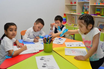 Фотография к новости: Атырауда ерекше балаларға инклюзивті шығармашылық шеберханасы ашылды