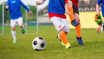 Фотография к новости: Аутизмге шалдыққан балалар доп тебуден өзара бақ сынасты