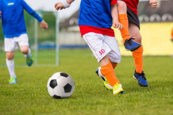 Фотография к новости: Аутизмге шалдыққан балалар доп тебуден өзара бақ сынасты