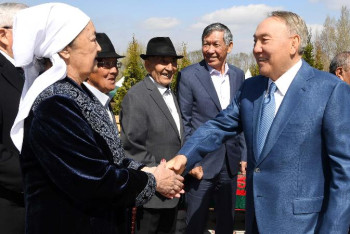 Фотография к новости: Нұрсұлтан Назарбаев сыныптастарымен кездесті