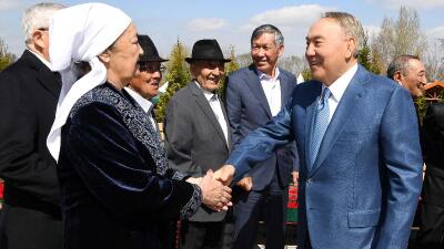 Нұрсұлтан Назарбаев сыныптастарымен кездесті