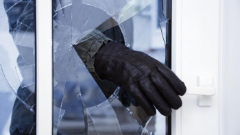 Фотография к новости: Полиция қызметкерлері коллекционердің раритетті заттарын қайтарды