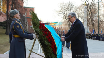 Фотография к новости: Тоқаев Белгісіз жауынгер бейітіне гүл шоғын қойды
