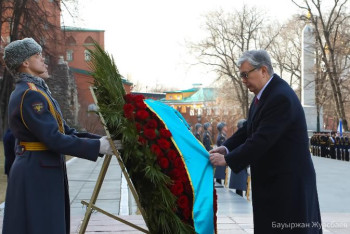 Фотография к новости: Тоқаев Белгісіз жауынгер бейітіне гүл шоғын қойды