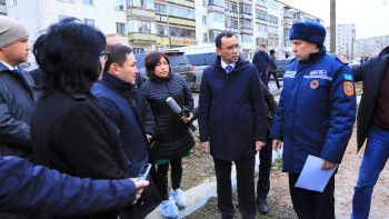 Фотография к новости: Әшімбаев су тасқынынан зардап шеккен тұрғындармен кездесті