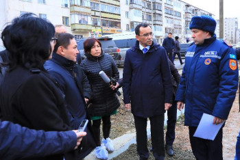 Фотография к новости: Әшімбаев су тасқынынан зардап шеккен тұрғындармен кездесті