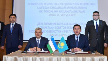 Фотография к новости: Қазақстан мен Өзбекстан қауіпсіздікті қамтамасыз етудің өзекті мәселелерін талқылады
