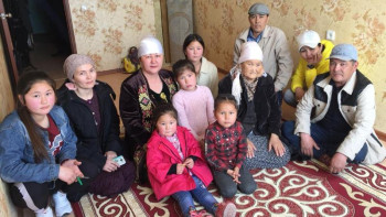 Фотография к новости: Темір вагонды паналап келген көпбалалы отбасыға маңғыстаулық кәсіпкерлер пәтер сыйлады