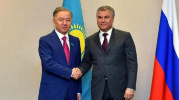 Фотография к новости: Нығматулин Катардағы Парламентаралық Одақ алаңында Володинмен кездесті