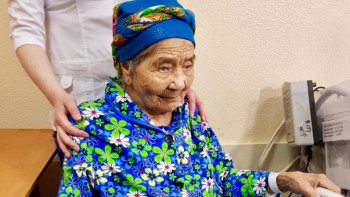 Фотография к новости: Қарағандылық дәрігерлер 101 жастағы науқасқа бірегей ота жасады