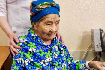 Фотография к новости: Қарағандылық дәрігерлер 101 жастағы науқасқа бірегей ота жасады