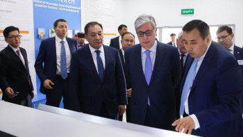 Фотография к новости: Мемлекет басшысы Ақтаудағы кәсіпкерлерге қызмет көрсету орталығының жұмысымен танысты