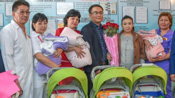 Фотография к новости: Талдықорғанда дүниеге келген үшемге 3 бөлмелі үйдің кілті берілді