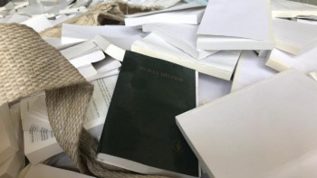 Фотография к новости: Шекарада ұсталған 20 000 кг макулатура қағазының мазмұны тексерілуде