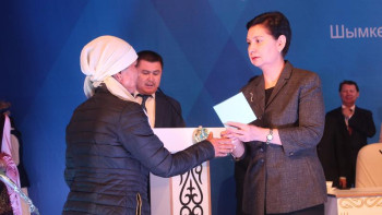 Фотография к новости: Әбдіқалықова 11 көпбалалы анаға пәтер кілтін табыстады