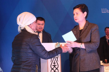 Фотография к новости: Әбдіқалықова 11 көпбалалы анаға пәтер кілтін табыстады