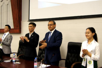 Фотография к новости: ҚазАТУ студенттері Президенттің үндеуін қолдап форум өткізді