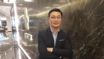 Фотография к новости: 100 жаңа есім: Қос операцияны қатар жасайтын дәрігер