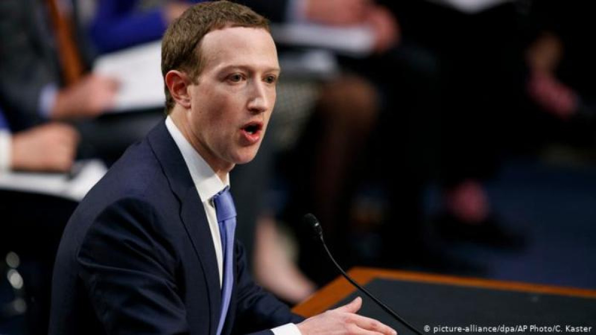 Facebook акционерлері Цукербергтен отставка талап етіп отыр
