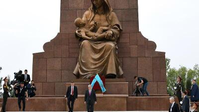 Тоқаев Ташкентте Тәуелсіздік және гуманизм монументіне гүл шоғын қойды