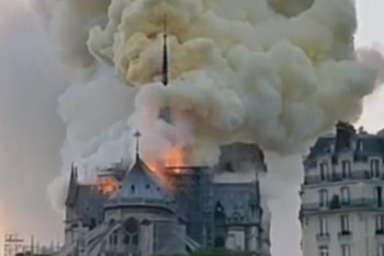Фотография к новости: Париж Құдай Ана Соборы өртеніп жатыр