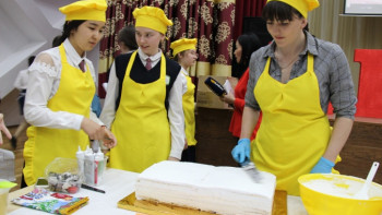 Фотография к новости: Қызылжарда мектеп оқушылары «кітап жеуден» жарысты