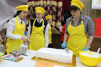 Фотография к новости: Қызылжарда мектеп оқушылары «кітап жеуден» жарысты