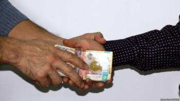 Фотография к новости: Қызылордалық полицейге 2 мың теңге берген көлік жүргізушісі жауапқа тартылды 