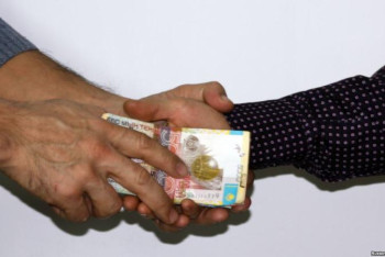 Фотография к новости: Қызылордалық полицейге 2 мың теңге берген көлік жүргізушісі жауапқа тартылды 