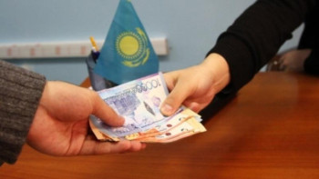 Фотография к новости: Нұр-Сұлтандық аудан әкімдігінің шенеунігіне пара алды деген күдік тағылды