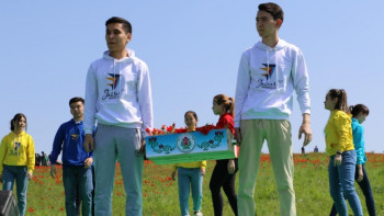 Фотография к новости: Түркістан жастары астаналықтарға 1000 түп қызғалдақ сыйлады