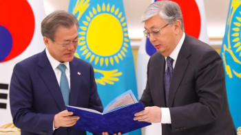 Фотография к новости: Тоқаев Корея президентіне кітап сыйлады 