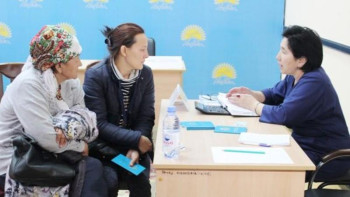 Фотография к новости: Nut Otan партиясы көпбалалы аналарға жәрдемдесті