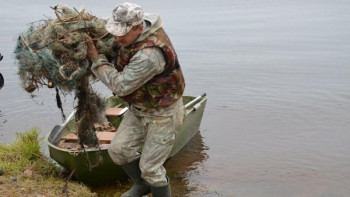 Фотография к новости: ШҚО-да инспекторларға қарсылық көрсеткен браконьерлер ескек сілтеп, қайықтарын төңкермек болды