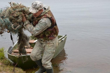 Фотография к новости: ШҚО-да инспекторларға қарсылық көрсеткен браконьерлер ескек сілтеп, қайықтарын төңкермек болды