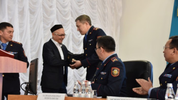 Фотография к новости: Кепілдіктегі 2 жасар баланы құтқаруға көмектескен имам марапатталды