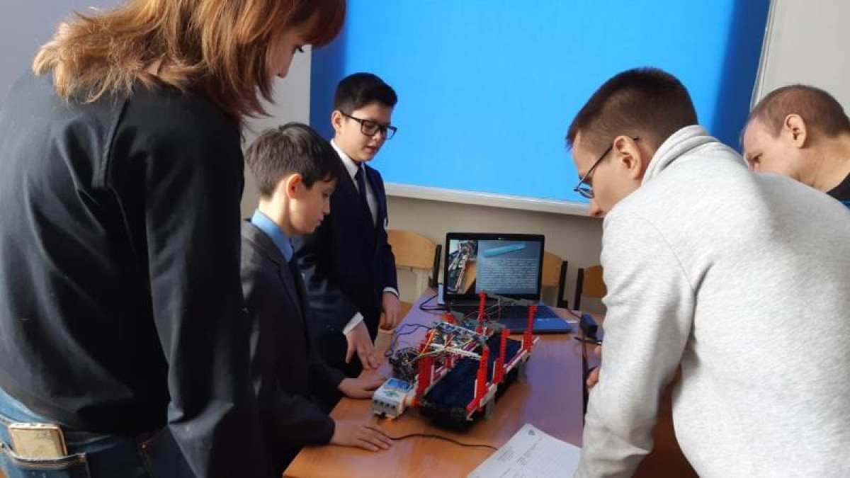 Теміртаулық оқушылар экскурсия жүргізетін робот құрастырды