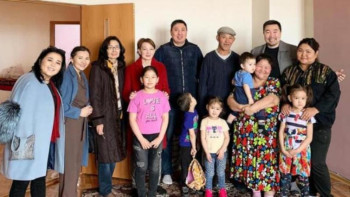 Фотография к новости: Кәсіпкер көпбалалы отбасыға пәтер сыйлады