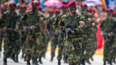 Венесуэладан әскерилер қашып жатыр