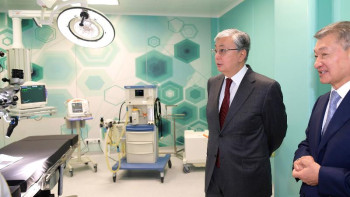 Фотография к новости: Тоқаев Семейдегі Жедел медициналық жәрдем ауруханасын аралады