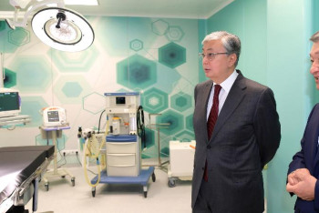 Фотография к новости: Тоқаев Семейдегі Жедел медициналық жәрдем ауруханасын аралады