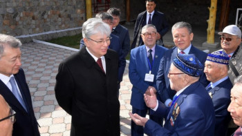 Фотография к новости: Тоқаев Абай мен Шәкәрімнің рухына құран бағыштады