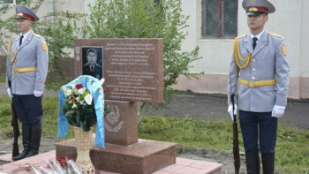 Фотография к новости: Халық қаһарманына арналған ескерткіш тақта орнатылды