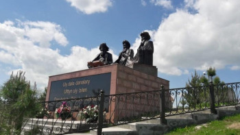 Фотография к новости: Оңтүстіктегі Қазығұртта қазақтың үш биіне арналған еңселі ескерткіш бой көтерді