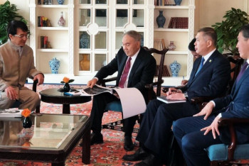 Фотография к новости: Назарбаев Джеки Чанмен кездесті